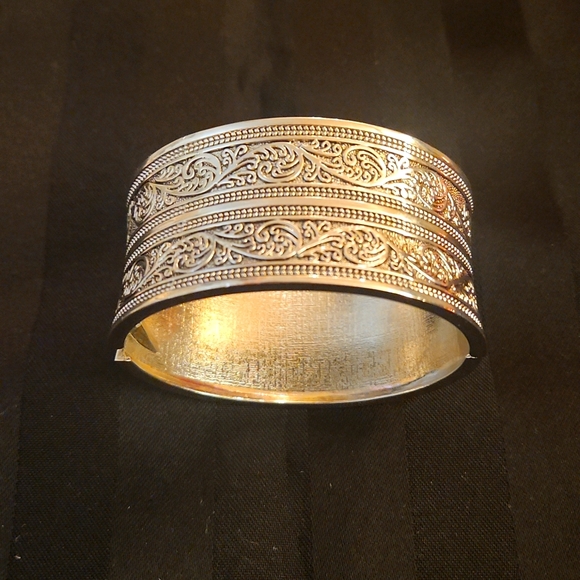 Stunning Scroll Silver Clasp Bracelet - Picture 3 of 6